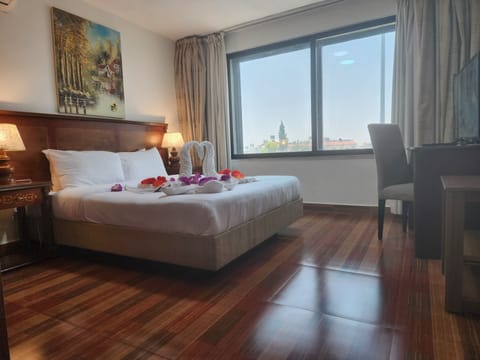 Suite, 1 Bedroom | Minibar, in-room safe, desk, blackout drapes