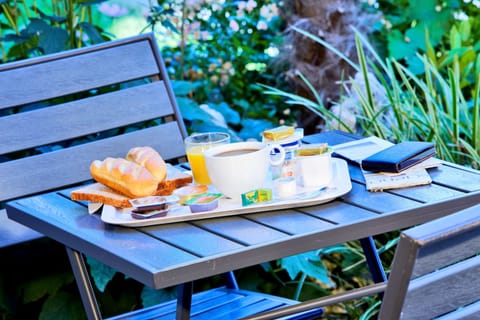Daily buffet breakfast for a fee