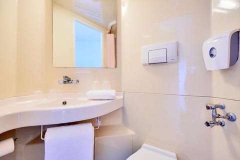 1 bedroom, desk, free WiFi, bed sheets