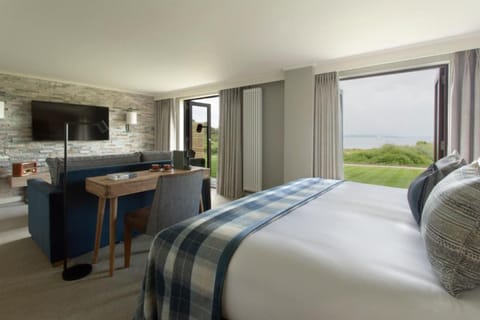 Seaview Suite | Desk, iron/ironing board, free WiFi, bed sheets