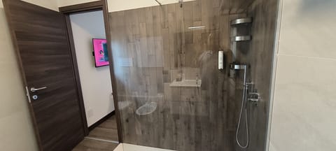 Superior Double Room | Bathroom | Shower, rainfall showerhead, free toiletries, hair dryer