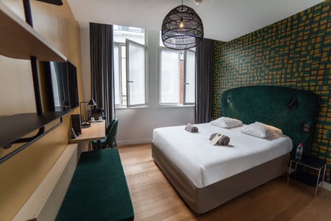 Premium bedding, memory foam beds, desk, blackout drapes