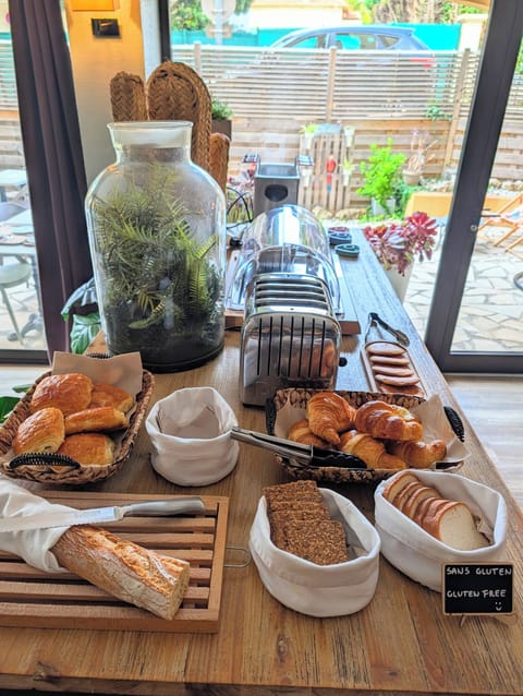 Daily buffet breakfast for a fee