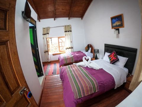 Family Triple Room | Desk, WiFi (free), bed sheets