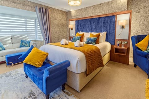 Executive Suite | Desk, iron/ironing board, free WiFi, bed sheets