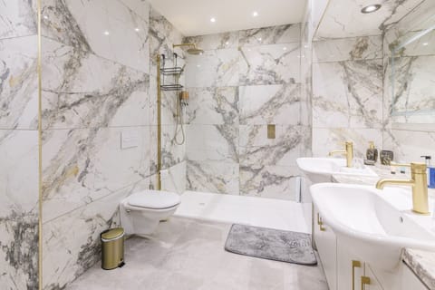 Deep soaking tub, free toiletries, hair dryer, towels