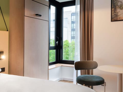 Standard Room, 1 Double Bed | In-room safe, desk, soundproofing, iron/ironing board