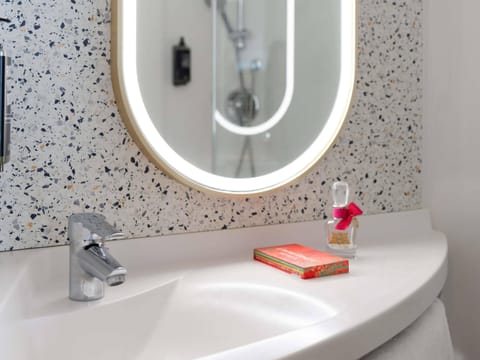 Standard Room, 1 Double Bed | In-room safe, desk, soundproofing, iron/ironing board