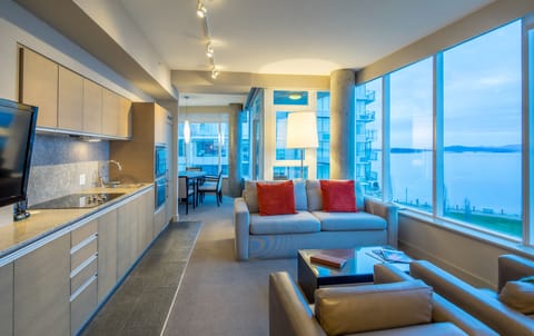 The Grand Pier Suite | Living area | 42-inch flat-screen TV with cable channels, TV