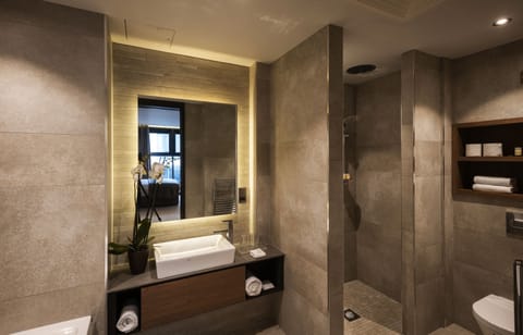 Executive Double Room, 1 King Bed, City View | Bathroom | Free toiletries, towels