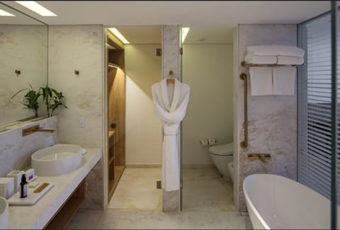 Ocean Emiliano Suite | Bathroom | Separate tub and shower, free toiletries, hair dryer, bathrobes