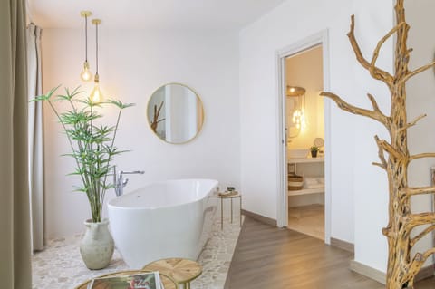 Junior Studio Suite, 1 King Bed, Bathtub | Bathroom | Free toiletries, hair dryer, bidet, towels