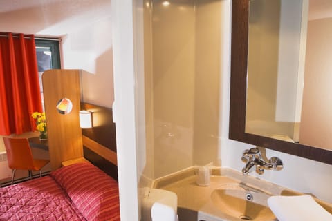 Standard Room, 3 Twin Beds | Bathroom | Shower, eco-friendly toiletries, towels