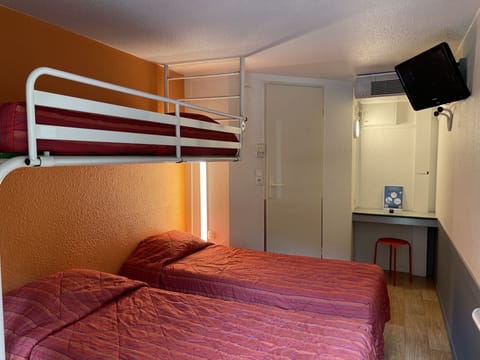 Standard Room, 3 Twin Beds | Desk, blackout drapes, free WiFi, bed sheets