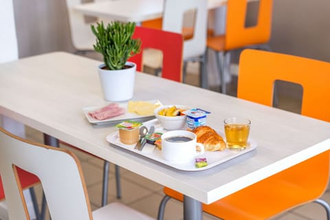 Daily to-go breakfast (EUR 7.50 per person)