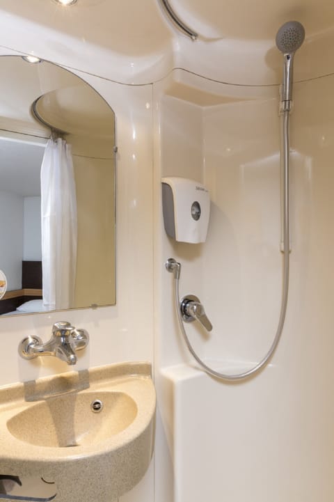 Shower, eco-friendly toiletries, towels