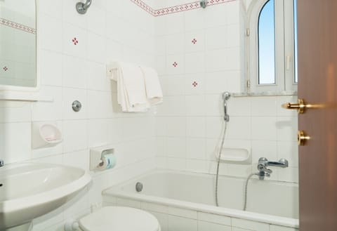 Single Room | Bathroom | Free toiletries, bathrobes, towels
