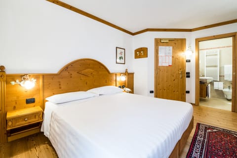 Standard Double Room | Minibar, in-room safe, desk, soundproofing