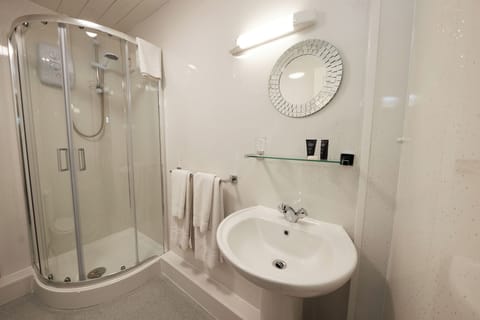 Standard Twin Room, 1 Bedroom | Bathroom | Free toiletries, hair dryer, towels, shampoo