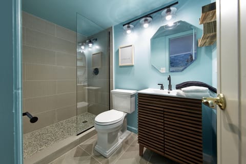 Deluxe Double Room, 1 King Bed | Bathroom | Shower, free toiletries, hair dryer, towels