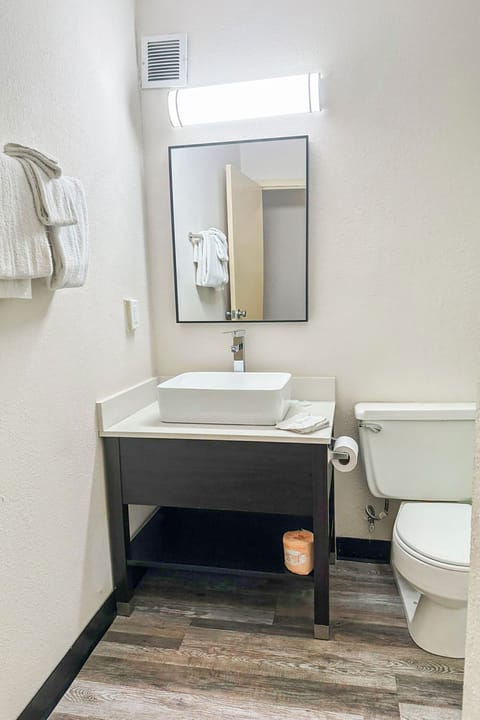 Shower, free toiletries, towels