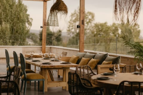 2 restaurants; breakfast, lunch, and dinner served