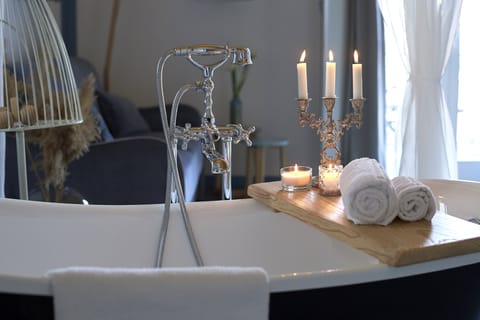 Suite | Deep soaking bathtub