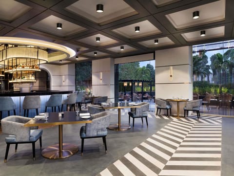 2 restaurants; breakfast, lunch, dinner, and brunch served