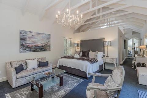 Executive :The Rose Suite  | Minibar, in-room safe, individually decorated, desk