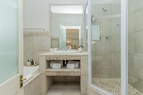 Deluxe Garden Room 3  | Bathroom | Deep soaking tub, free toiletries, hair dryer, bathrobes