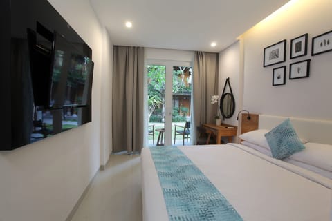 Deluxe Double Room, 1 Queen Bed, Garden View | In-room safe, desk, free WiFi
