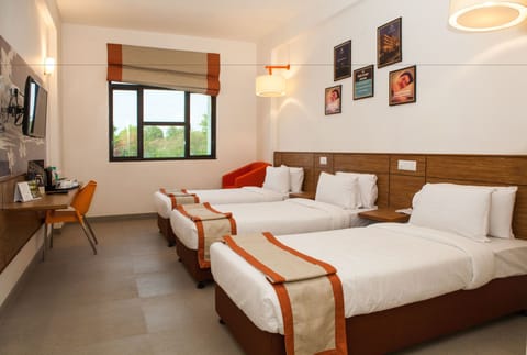 Max Queen | Living room | Flat-screen TV