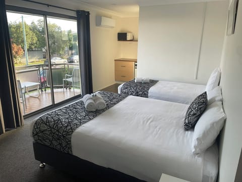 Deluxe Twin Room, Balcony | Desk, laptop workspace, iron/ironing board, free WiFi