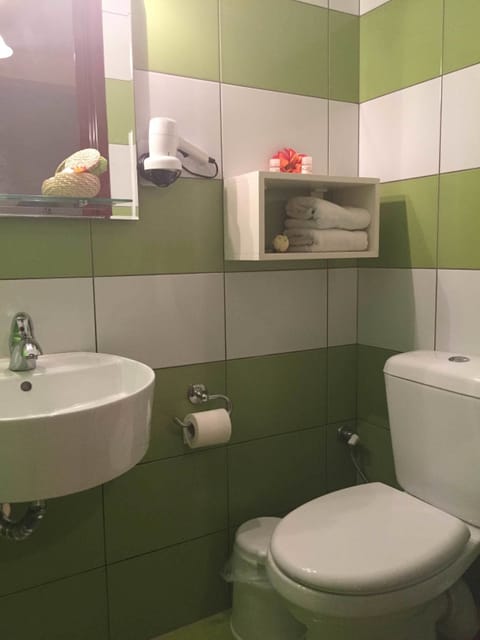 Economy Double Room | Bathroom | Shower, free toiletries, hair dryer, towels