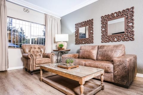 Vredehof No 2  | Living room | 32-inch flat-screen TV with satellite channels, plasma TV, Netflix