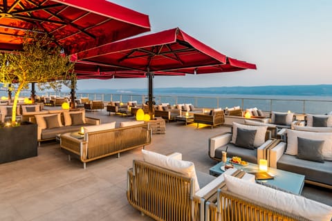 2 bars/lounges, poolside bar