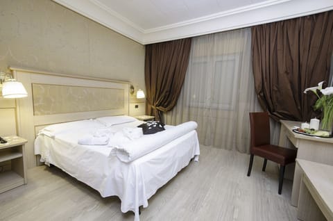 Double or Twin Room | Minibar, in-room safe, desk, soundproofing