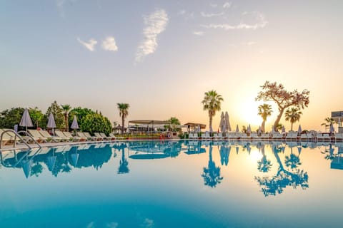 4 outdoor pools, pool umbrellas, sun loungers