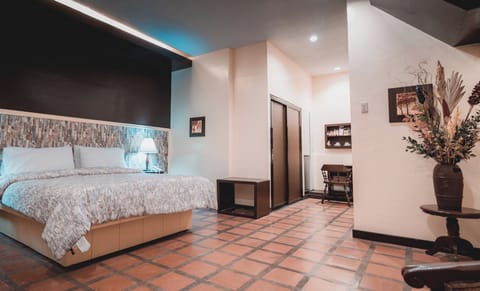 2 Suite Rooms | In-room safe, desk, laptop workspace, WiFi (free)