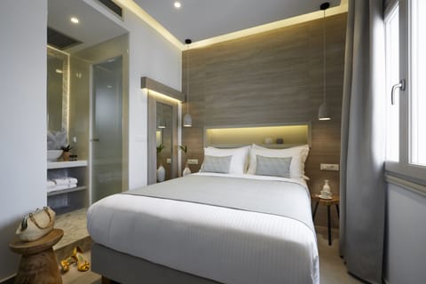 Junior Suite | Minibar, in-room safe, desk, blackout drapes