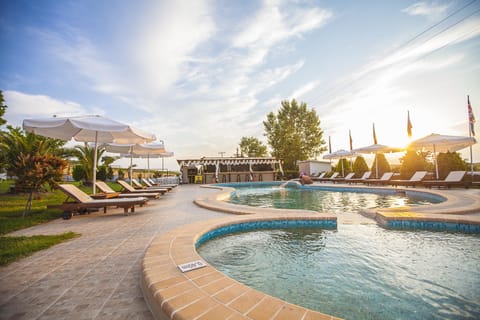 Outdoor pool, pool umbrellas, sun loungers