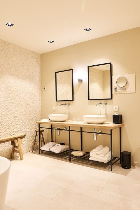 Junior Suite | Bathroom | Free toiletries, hair dryer, slippers, towels