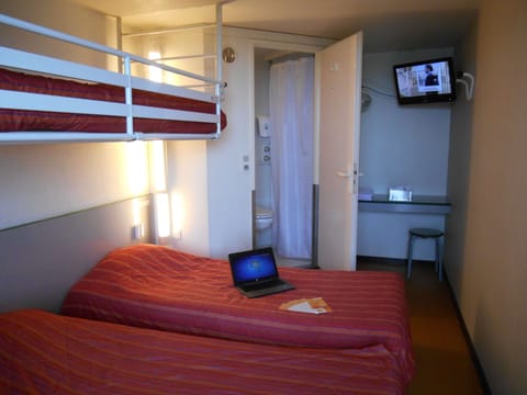 Standard Room, 3 Twin Beds | Desk, blackout drapes, soundproofing, iron/ironing board