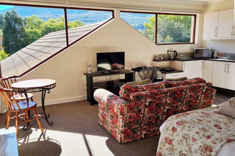 Views Suite | 1 bedroom, desk, free WiFi, bed sheets