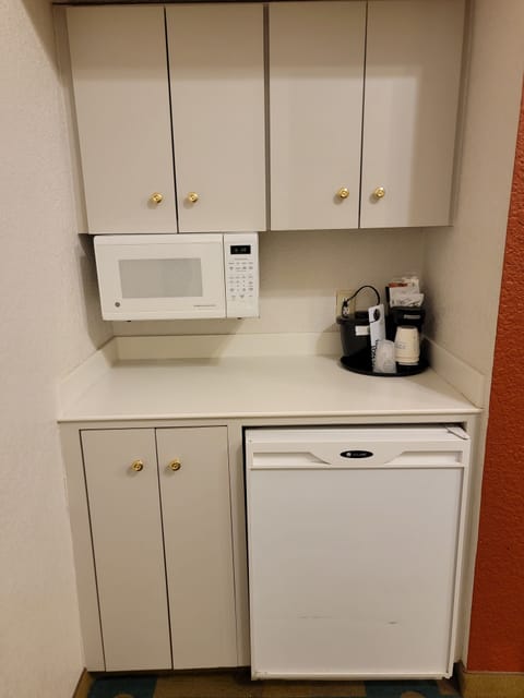 Suite, 1 King Bed, Non Smoking (1-Bedroom) | Private kitchen | Coffee/tea maker