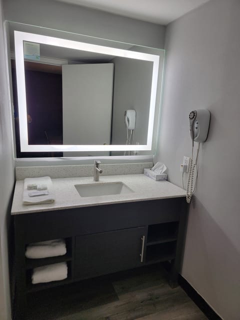 Combined shower/tub, free toiletries, hair dryer, towels