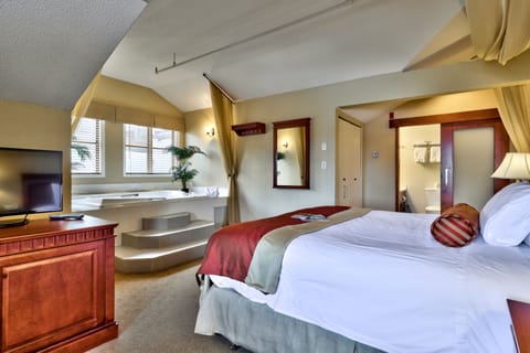 Deluxe Room, 1 King Bed, Jetted Tub | In-room safe, blackout drapes, iron/ironing board, WiFi (free)