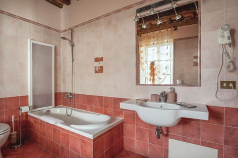 Superior Double Room, 1 Bedroom | Bathroom | Free toiletries, hair dryer, towels