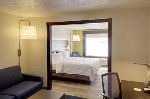 Suite, 1 King Bed, Non Smoking | In-room safe, desk, laptop workspace, soundproofing