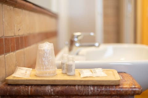 Shower, rainfall showerhead, free toiletries, hair dryer